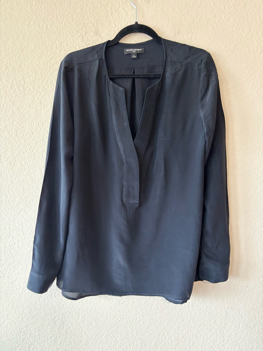 Banana Republic 100% Silk V neck blouse Black Large